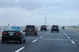 Phương tiện lưu thông trên đoạn tuyến cao tốc đã đưa vào khai thác. (Ảnh: Việt Hùng/Vietnam+)