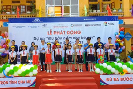 Trong năm 2020, dự án “Mũ bảo hiểm cho em” sẽ trao tặng hơn 5.700 mũ bảo hiểm cho học sinh và giáo viên. (Ảnh: Việt Hùng/Vietnam+)