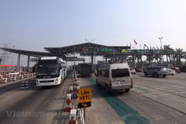 Phương tiện lưu thông trên làn đã lắp đặt hệ thống thu phí tự động không dừng. (Ảnh: Huy Hùng/Vietnam+)