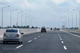 Phương tiện lưu thông trên một đoạn tuyến cao tốc đưa vào khai thác. (Ảnh: Việt Hùng/Vietnam+)
