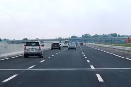 Phương tiện lưu thông trên đoạn tuyến cao tốc đã được đưa vào khai thác. (Ảnh: Việt Hùng/Vietnam+)