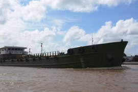 Tàu thuyền Việt Nam hoạt động tuyến nội địa sẽ được giảm giá dịch vụ hoa tiêu hàng hải vì dịch COVID-19. (Ảnh: Việt Hùng/Vietnam+)