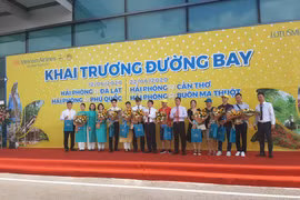 Tặng hoa cho những hành khách đầu tiên và tổ bay trên chuyến bay Hải Phòng-Phú Quốc của Vietnam Airlines. (Ảnh: Việt Hùng/Vietnam+)