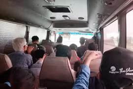 Người dân đi xe khách bị nhồi nhét và hét giá vé cũng như không đảm bảo giãn cách ghế ngồi. (Ảnh: Việt Hùng/Vietnam+)