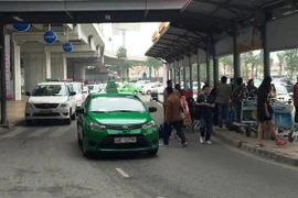 Taxi hoạt động đón tại sân bay Nội Bài. (Ảnh: Việt Hùng/Vietnam+)