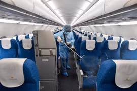 Máy bay Vietnam Airlines được tiến hành khử trùng để phòng tránh virus SARS-CoV-2. (Ảnh: CTV/Vietnam+)