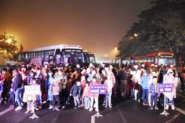 Những chuyến xe miễn phí đưa hàng nghìn công nhân lao động tại các khu công nghiệp có hoàn cảnh khó khăn về quê đón Tết. (Ảnh: CTV/Vietnam+)