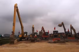 Huy động máy móc triển khai thi công đoạn tuyến cao tốc Mai Sơn-Quốc lộ 45. (Ảnh: Việt Hùng/Vietnam+)