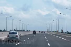 Phương tiện lưu thông trên một đoạn tuyến cao tốc được đưa vào khai thác. (Ảnh: Việt Hùng/Vietnam+)