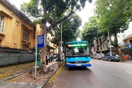 Nhiều đơn vị vận hành các tuyến buýt ở Hà Nội đã phải đi vay ngân hàng để duy trì hoạt động và vẫn ngóng chờ thanh quyết toán. (Ảnh: Việt Hùng/Vietnam+)