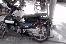 Xe máy cũ vẫn được một số bộ phận dân lao động, người nghèo sử dụng làm phương tiện làm việc hàng ngày. (Ảnh: Việt Hùng/Vietnam+)