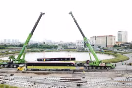 Đoàn tàu metro Nhổn-ga Hà Nội được đưa lên đường ray tại khu Depot Nhổn. (Ảnh: MRB cung cấp)