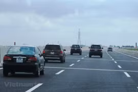 Phương tiện lưu thông trên đoạn tuyến cao tốc đã đưa vào khai thác. (Ảnh: Việt Hùng/Vietnam+)