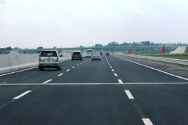 Phương tiện lưu thông trên đoạn tuyến cao tốc. (Ảnh: Việt Hùng/Vietnam+)