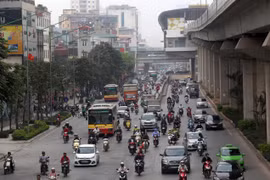 Xe buýt vẫn là phương tiện chủ lực của vận tải công cộng ở thành phố Hà Nội trong những năm tới đây. (Ảnh: Huy Hùng/Vietnam+)