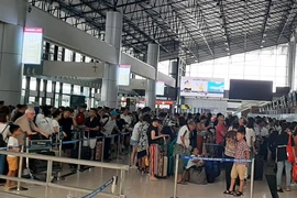 Hành khách làm thủ tục tại sân bay. (Ảnh: Việt Hùng/Vietnam+)