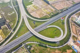 Siêu dự án cao tốc Bắc-Nam: ‘Công trình mẫu mực’ đang gặp khó