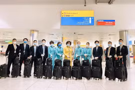 Tổ bay chuẩn bị lên đường phục vụ chuyến bay từ châu Âu về Việt Nam. (Ảnh: VNA cung cấp)