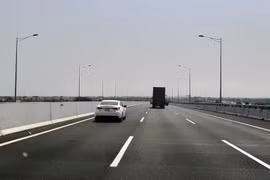 Phương tiện lưu thông trên đường cao tốc Hà Nội-Hải Phòng. (Ảnh: Việt Hùng/Vietnam+)