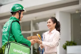 Dịch vụ giao đồ ăn nhanh GrabFood vẫn được duy trì ở các thành phố, trừ Đà Nẵng. (Ảnh: Grab)