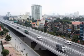 Phương tiện lưu thông đường vành đai 3 trên cao. (Ảnh: Huy Hùng/TTXVN)
