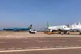 Máy bay của hai hãng hàng không Vietnam Airlines và Bamboo Airways. (Ảnh: CTV/Vietnam+)
