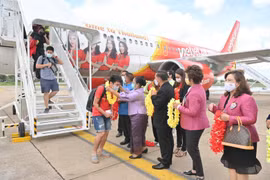 Những hành khách trên chuyến bay đầu tiên kết nối Thủ đô Bangkok- Ubon Ratchathani. (Ảnh: CTV/Vietnam+)