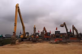 Huy động máy móc triển khai thi công đoạn tuyến cao tốc Mai Sơn-Quốc lộ 45. (Ảnh: Việt Hùng/Vietnam+)