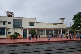 Hành khách đón tàu tại ga Hải Dương. (Ảnh: Đường sắt Việt Nam)