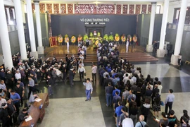 Sáng 12/10 tại nhà tang lễ Bộ Quốc phòng, hàng ngàn đồng nghiệp, bạn bè, độc giả đã có mặt để tiễn đưa nhà báo Đỗ Phượng về nơi an nghỉ cuối cùng. (Ảnh: Minh Sơn/Vietnam+) 