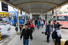 Chiều 29/12, ngày làm việc cuối cùng trước kỳ nghỉ Tết Dương lịch, người dân tay xách nách mang hành lý rời thành phố. (Ảnh: Minh Sơn/Vietnam+)