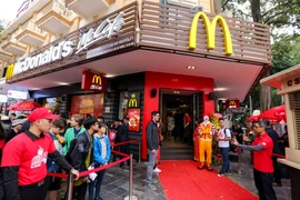 Sáng 2/12, chuỗi nhà hàng thức ăn nhanh McDonald’s chính thức khai trương nhà hàng đầu tiên tại Hà Nội. (Ảnh: Minh Sơn/Vietnam+)