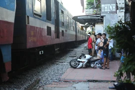 Chiếc xe gắn máy bị kéo lê hàng trăm mét mới dừng lại. (Ảnh: PV/Vietnam+)