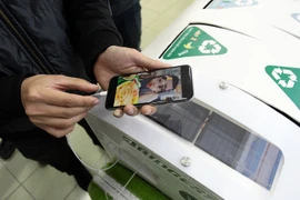 Hơn 30 chiếc thùng rác thông minh đã được trao tặng cho Thành phố Hà Nội. (Ảnh: Minh Sơn/Vietnam+)