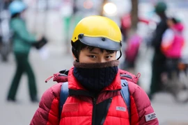 Do ảnh hưởng của không khí lạnh tăng cường, sáng nay (18/12), nhiệt độ ngoài trời xuống khá thấp, có lúc xuống dưới 10 độ C. (Ảnh: Minh Sơn/Vietnam+)