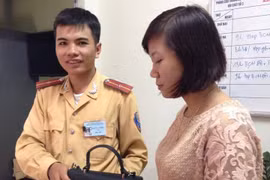 Thiếu úy Hiền trả đồ cho người đánh rơi (Ảnh: CSGT cung cấp) 