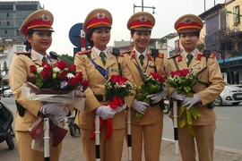 Những "bông hồng vàng" của Cảnh sát giao thông Hà Nội 