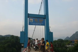 Một cầu treo tại huyện Chợ Mới đang có dấu hiệu xuống cấp (Ảnh: Nhà báo Quốc Cường cung cấp) 