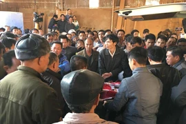 Đến trưa cùng ngày, thi thể hai nạn nhân xấu số đã được đưa về gia đình để chuẩn bị an táng (Ảnh: CTV N.Định/Vietnam+) 