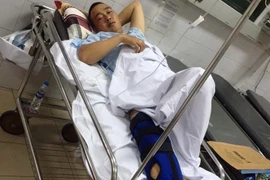 Trung úy Phạm Đức Ngọc bị gãy chân trong khi làm nhiệm vụ (Ảnh: PV/Vietnam+) 