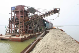 Hơn 60 chiến sỹ cảnh sát triệt phá 4 tàu cát tặc trên sông Hồng