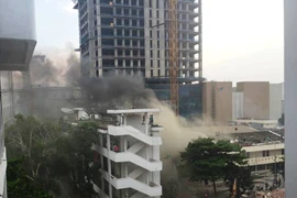 Một ngọn lửa đã bất ngờ bùng phát tại tòa nhà 2 tầng, vốn là trường quay cũ (Ảnh: CTV/Vietnam+)