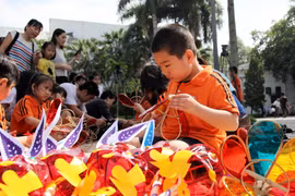 Những chiếc đèn cù rực rỡ màu sắc. (Ảnh: Doãn Đức/ Vietnam+)