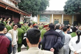 Hàng nghìn người bức xúc vây kín đền thờ (Ảnh: PV/Vietnam+) 