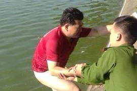 Nam thanh niên có biểu hiện hưng phấn đòi bơi ra hồ Gươm gặp cụ Rùa. (Ảnh: CTV)