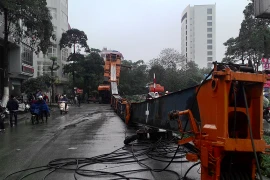 [Video] Hiện trường vụ lật đổ xe cẩu giữa phố đông người