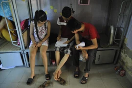 Các thí sinh mải miết ôn tập trước giờ G (Ảnh: Võ Phương/Vietnam+) 