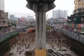 Ùn tắc giao thông trên phố Lê Văn Lương kéo dài. (Ảnh: Minh Quân/TTXVN) 