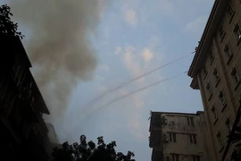 Khói nghi ngút tại khu tập thể cũ (Ảnh: Võ Phương/Vietnam+) 