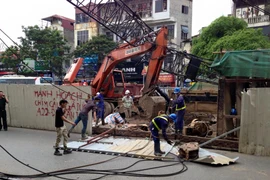 Hà Nội: Cần cẩu thi công đường sắt đô thị gãy, đổ đè vào nhà dân 